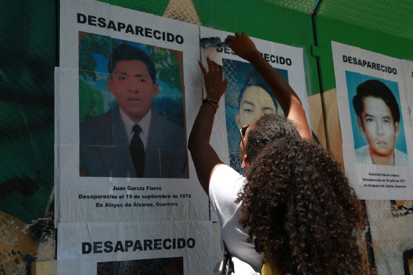 Carteles de personas desaparecidas en la Glorieta del Ahuehuete en la Ciudad de México, conocida también por grupos activistas como Glorieta de las y los Desaparecidos. Fotografía tomada en 2023. Crédito: Jesuitas México.