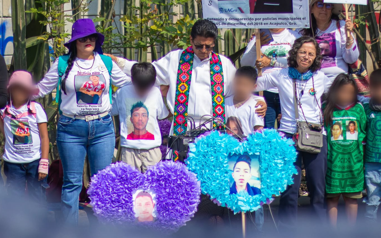 Marcha de madres buscadoras del Monumento a la Madre al Ángel de la Independencia con la compañía del P. Jorge Atilano González, S.J. y Mons. Raúl Vera, el 10 de mayo de 2026. Crédito: Jesuitas México