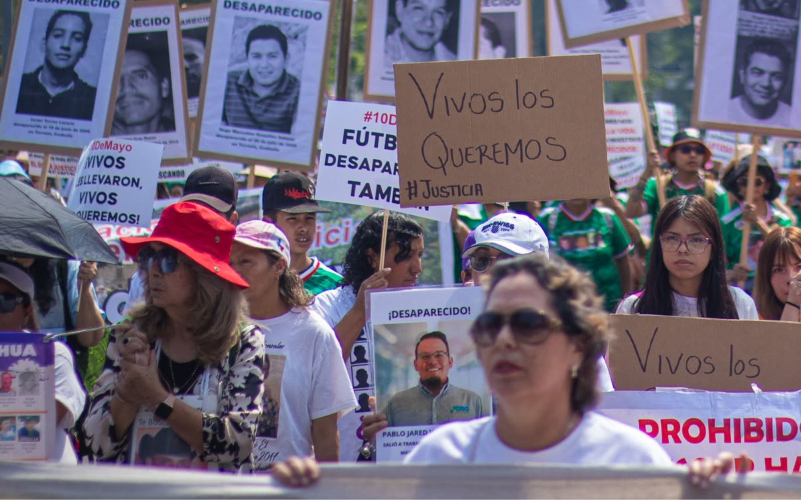 Marcha de madres buscadoras frente al monumento del Ángel de la Independencia en Ciudad de México, el 10 de mayo de 2026. Crédito: Jesuitas México.