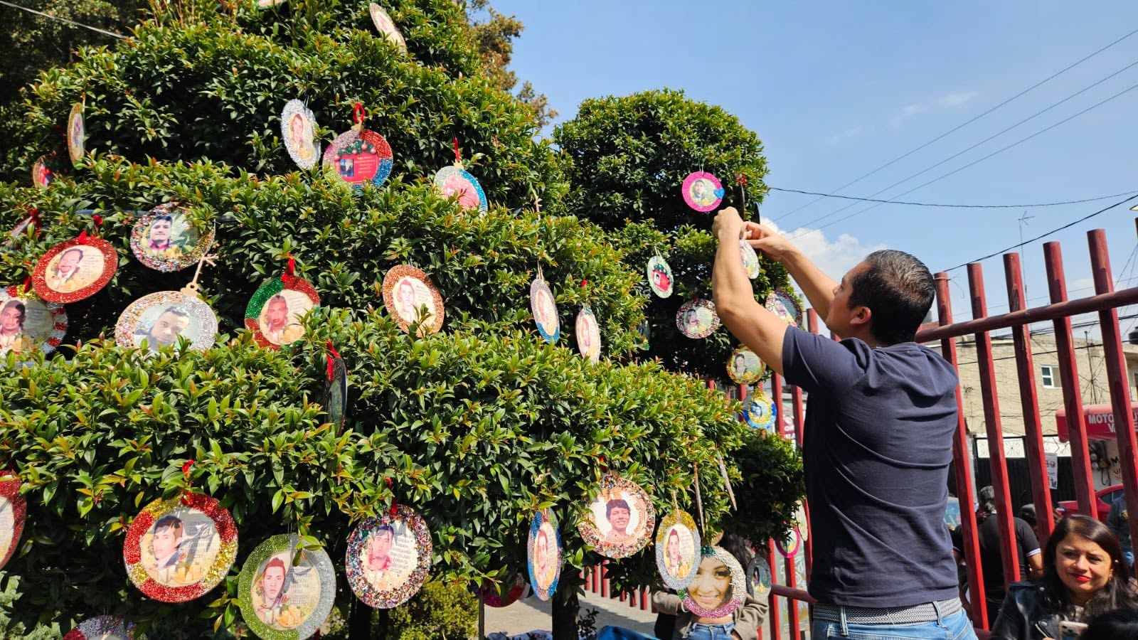 El “Árbol de la Esperanza” es una iniciativa de la Diócesis de Ecatepec en la que familias buscadoras colocan fotografías de sus seres queridos desaparecidos afuera de la Catedral de Ecatepec. La actividad se realizó en el marco del inicio del Adviento, el 30 de noviembre de 2025. Crédito: Diócesis de Ecatepec.