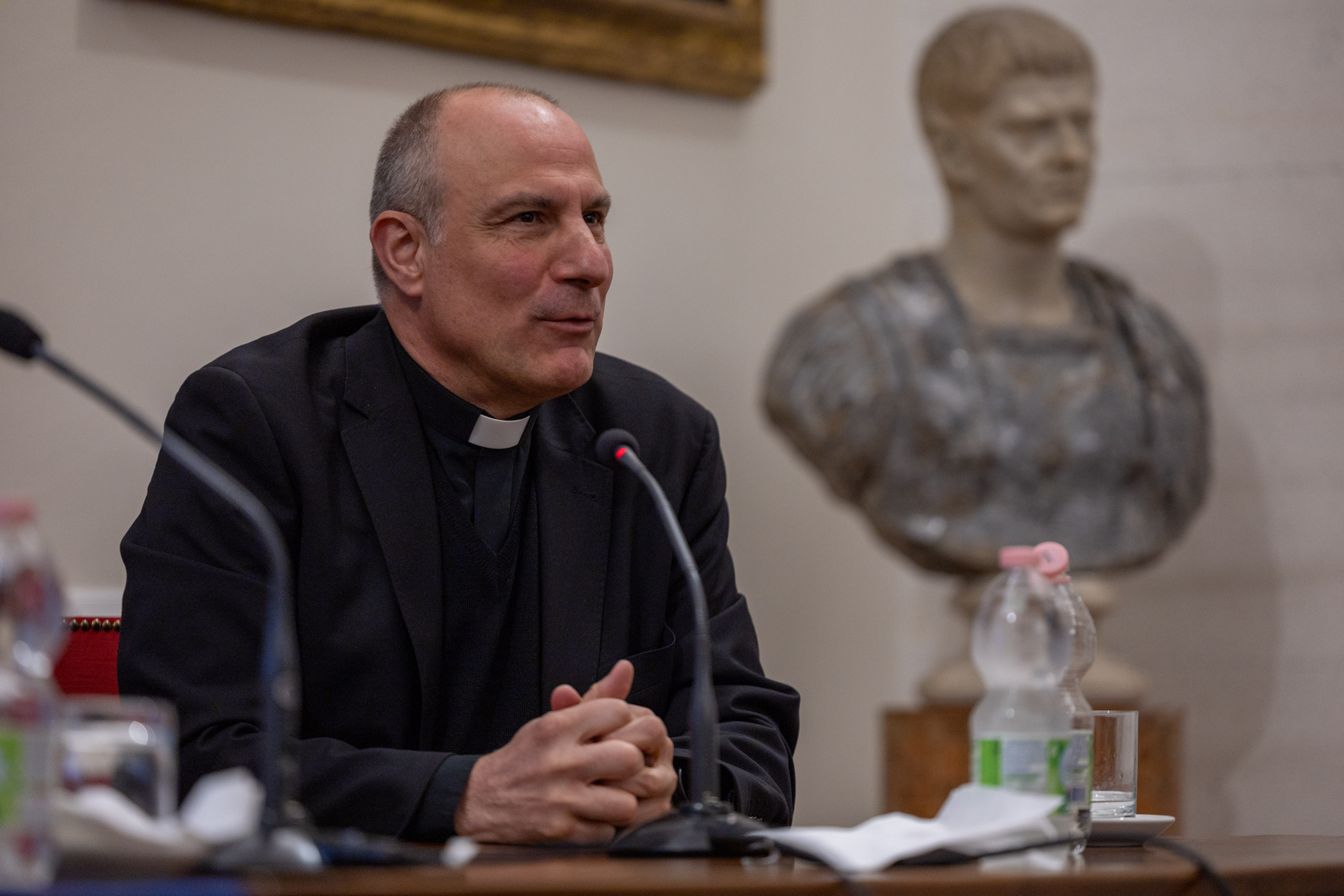 Mons. Melchor Sánchez de Toca Alameda, relator en el Dicasterio para las Causas de los Santos, durante la presentación del libro en febrero en la embajada de España ante la Santa Sede. Crédito: Daniel Ibañez/ EWTN News