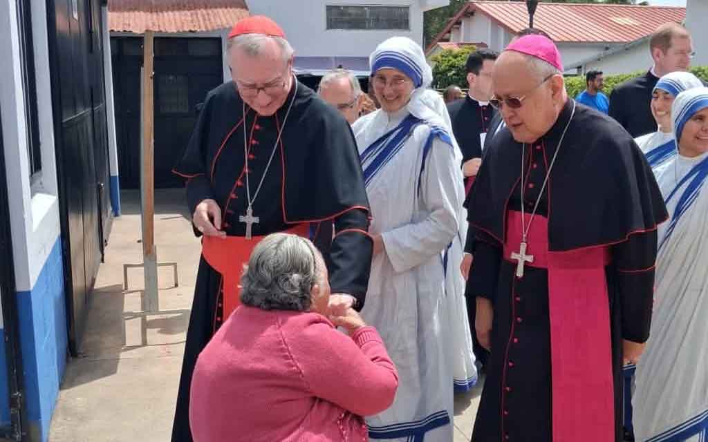 El Cardenal Parolin en su visita a las personas atendidas por las Misioneras de la Caridad. Crédito: Arzobispado de Guatemala.