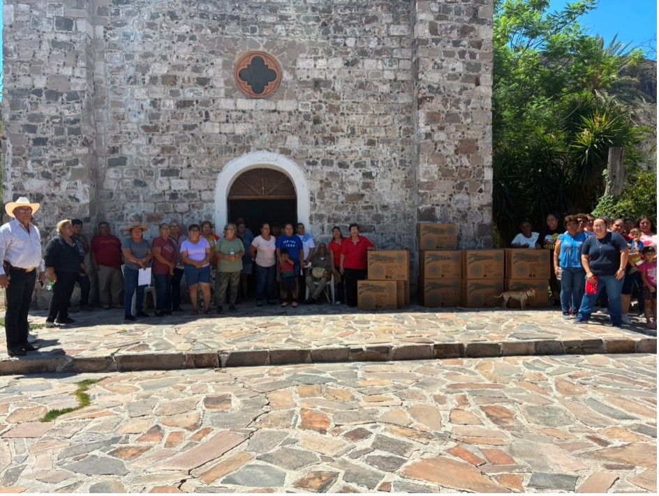 Familias de San José de Comondú beneficiadas por Cáritas Mexicana luego del incendio. Cáritas Mexicana