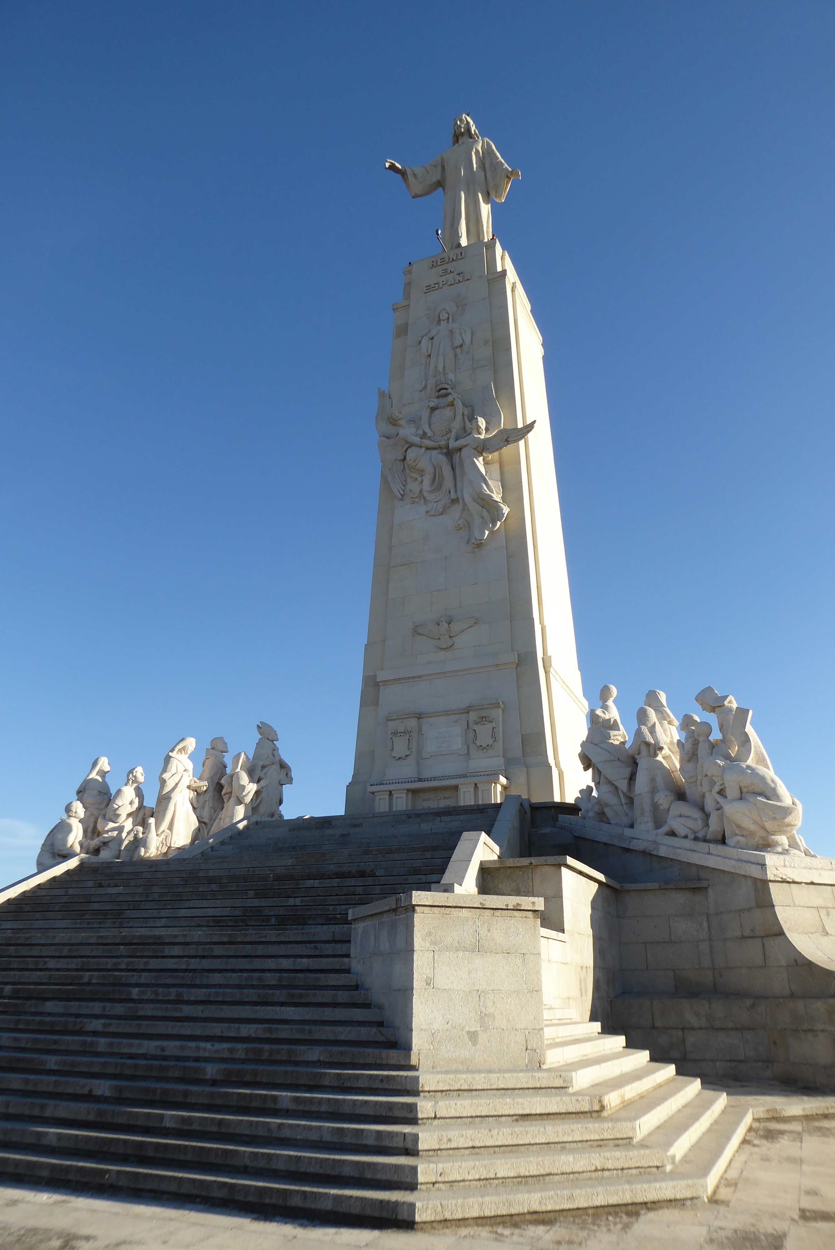 El monumento al Sagrado Corazón de Jesús reconstruido tras la Guerra Civil española tiene cuatro grupos escultóricos a sus pies. | Crédito: Diócesis de Getafe.
