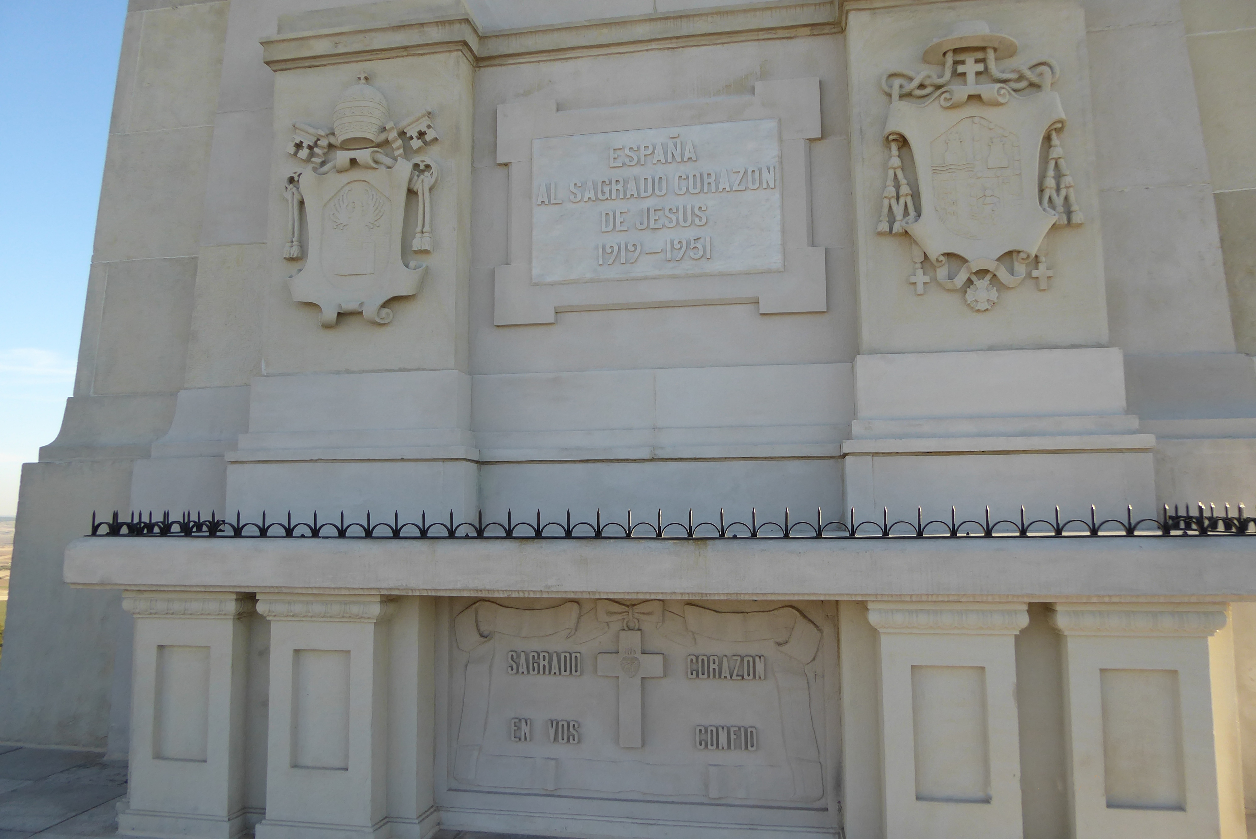 Inscripciones a los pies del monumento al Sagrado Corazón de Jesús en Cerro de los Ángeles. | Crédito: Diócesis de Getafe.