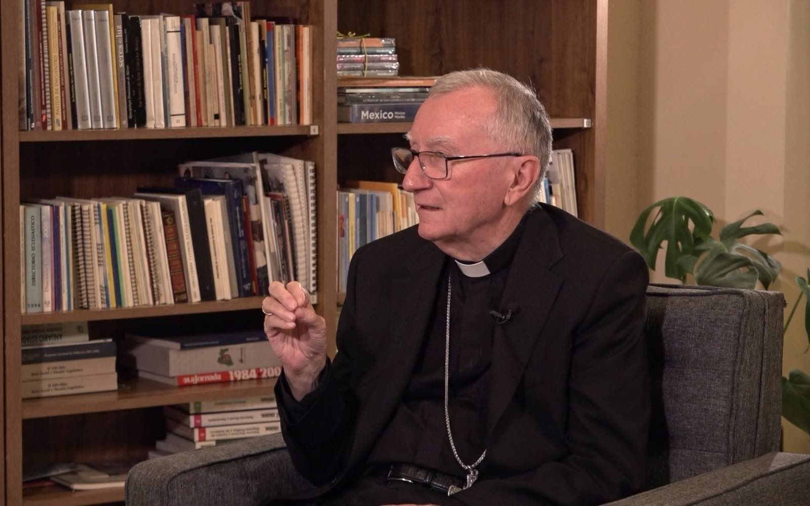 Cardenal Pietro Parolin, entrevistado por el semanario Desde la Fe, de la Arquidiócesis Primada de México. Crédito: Cortesía de Desde la Fe.
