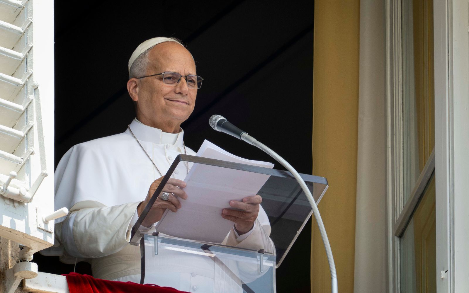 El Papa, asomado al balcón del Palacio Apostólico para rezar el Ángelus. Crédito: Vatican Media