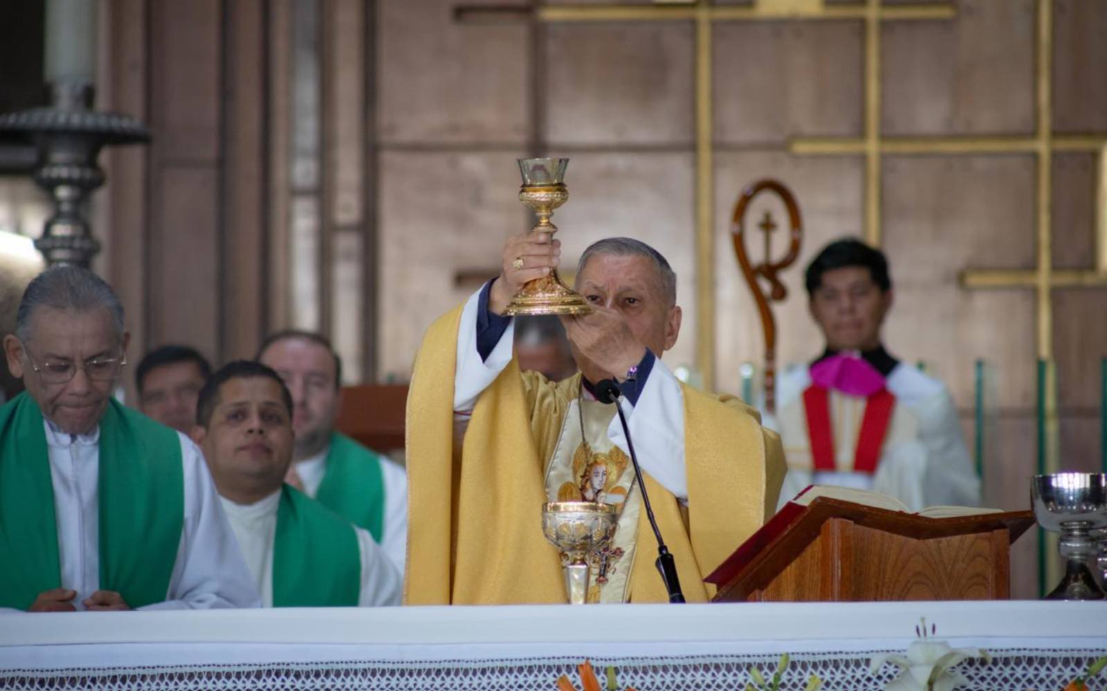 Mons. Mario Espinosa Contreras, Obispo de Mazatlán, eleva el cáliz durante la Misa de la peregrinación diocesana a la Basílica de Guadalupe, el 9 de agosto de 2026. Crédito: Basílica de Guadalupe.