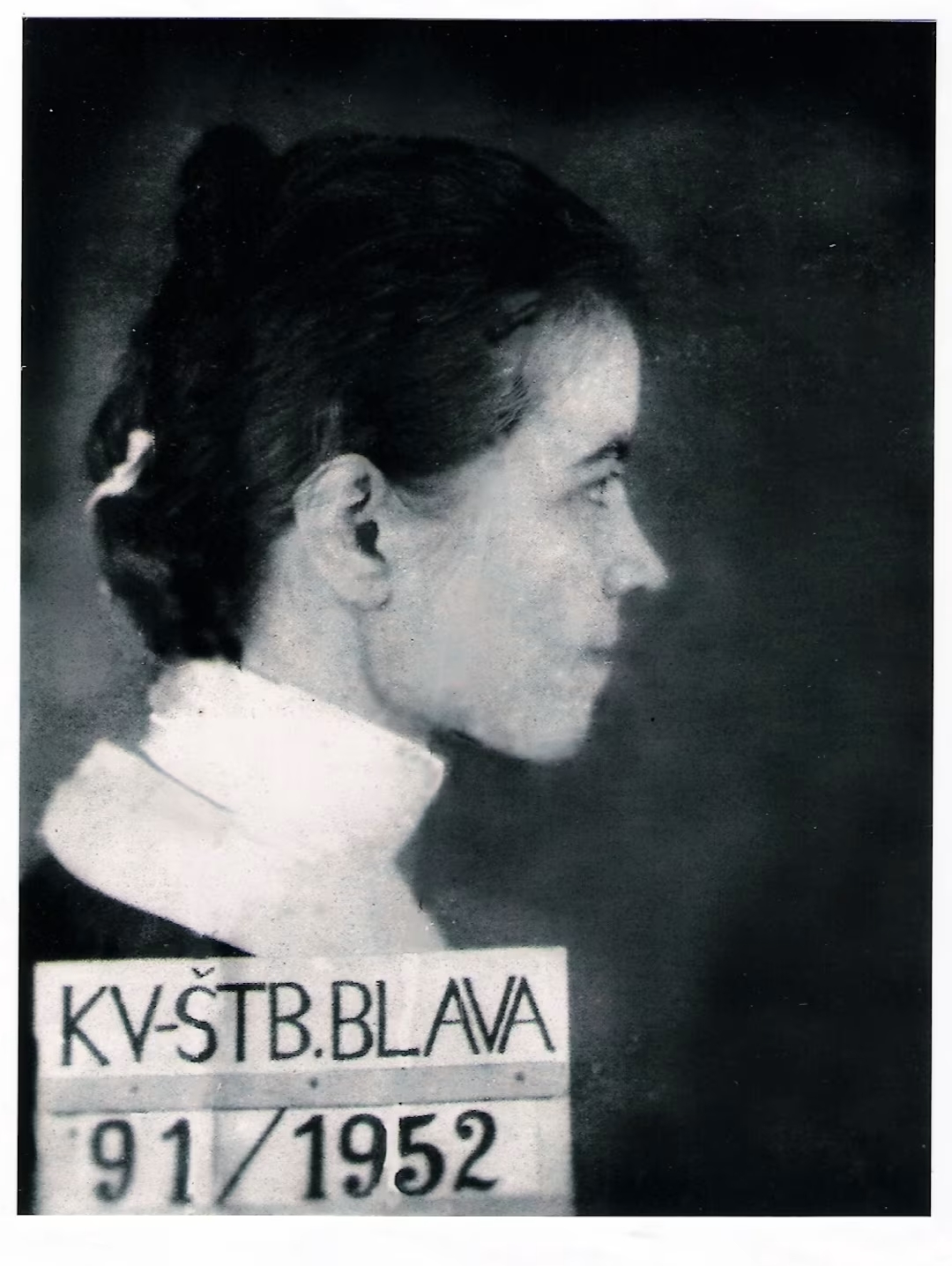 La Beata Zdenka Schelingová aparece en una fotografía de la Seguridad del Estado checoslovaca de 1952, tomada tras su arresto en Bratislava. Crédito: Archivo de las Hermanas de la Misericordia de la Santa Cruz (SCSC).