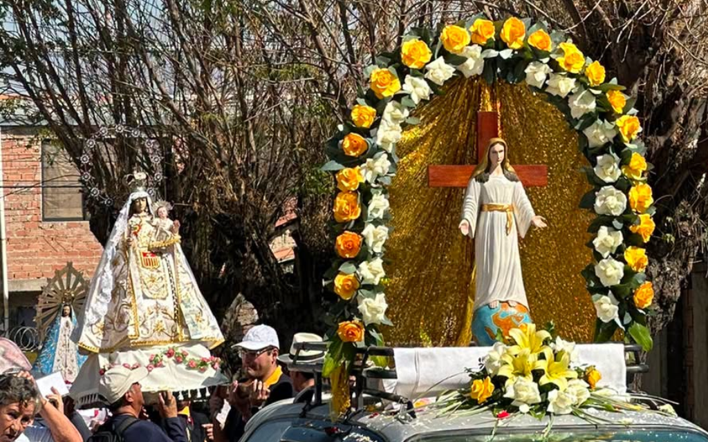 Imágenes religiosas y advocaciones marianas llegaron este sábado en procesión. Crédito: Página de Facebook/Santuario de Urcupiña