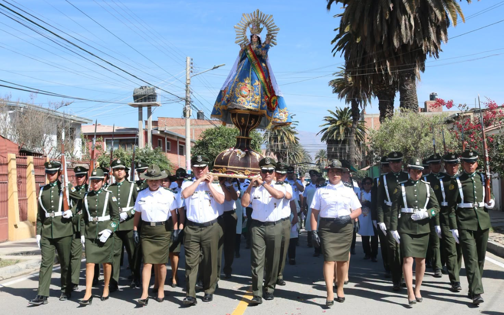 La imagen de la Virgen de Urkupiña es trasladada en procesión por las Fuerzas Policiales. Crédito: Página de Facebook/Santuario de Urcupiña