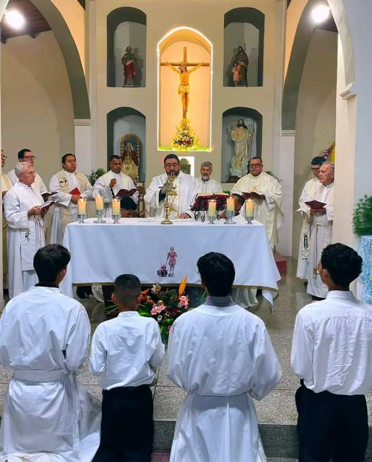 El P. Castañeda en el momento de la consagración al celebrar Misa en su nueva parroquia. | Crédito: Legión de Cristo.