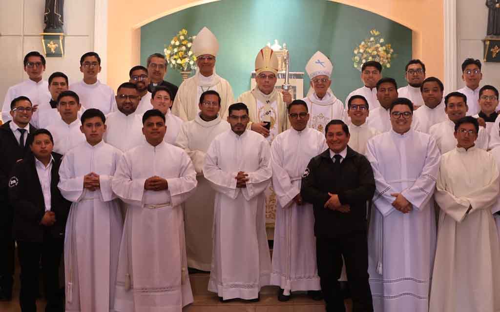 El Arzobispo de Quito. Mons. Alfredo Espinoza (al centro), en una Misa con los seminaristas en el Seminario Mayor San José.