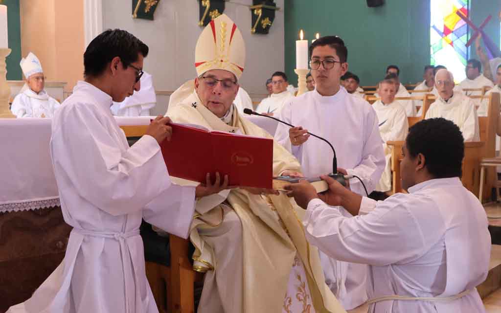 El Arzobispo de Quito, Mons. Alfredo Espinoza, en una Misa con los seminaristas del Seminario Mayor San José.