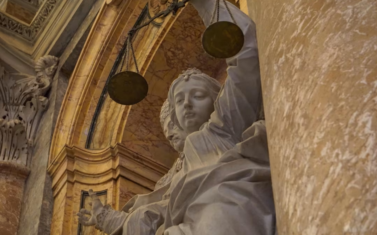 Estatua de mármol renacentista que representa a la Dama de la Justicia, la antigua diosa romana Justitia, con una balanza, dentro de la Basílica de San Pedro en el Vaticano.