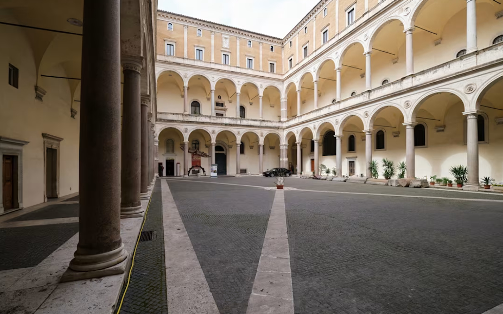 El patio del Palacio de la Cancillería, en Roma, sede del Tribunal Supremo de la Signatura Apostólica.