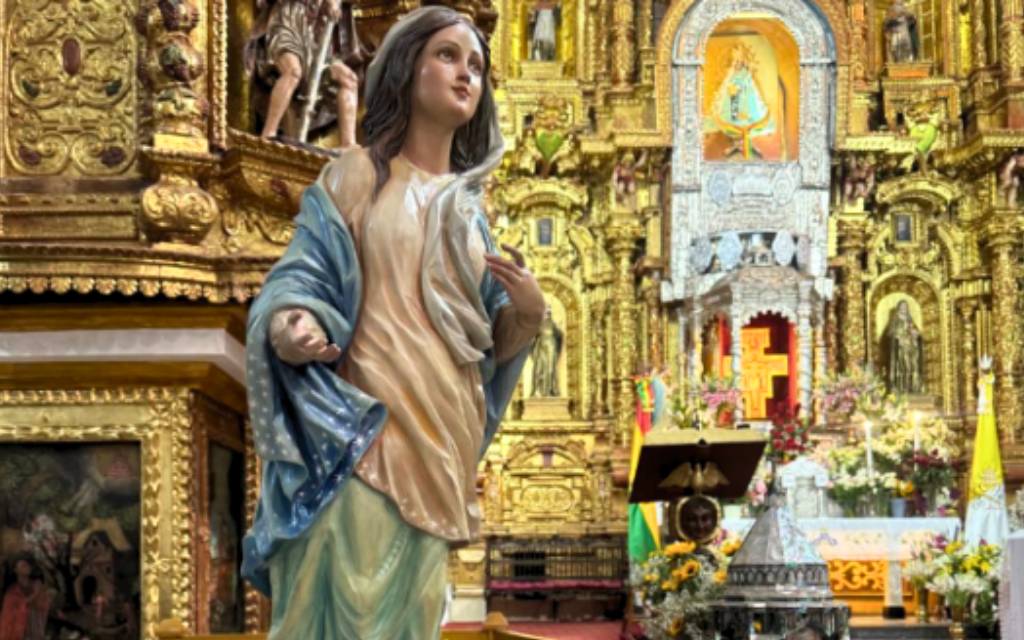 Tượng Đức Maria Nazareth và thánh tích từ Thánh Địa hành hương tại Bolivia