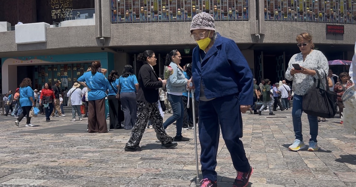 Adulta mayor con movilidad limitada en la Basílica de Guadalupe. Crédito: Diego López Colín / EWTN News.