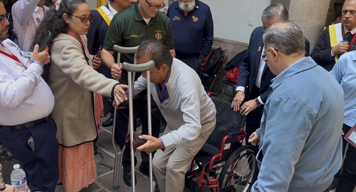 Entrega de silla de ruedas a una persona con movilidad limitada el 12 de agosto de 2026. Crédito: Diego López Colín / EWTN News.
