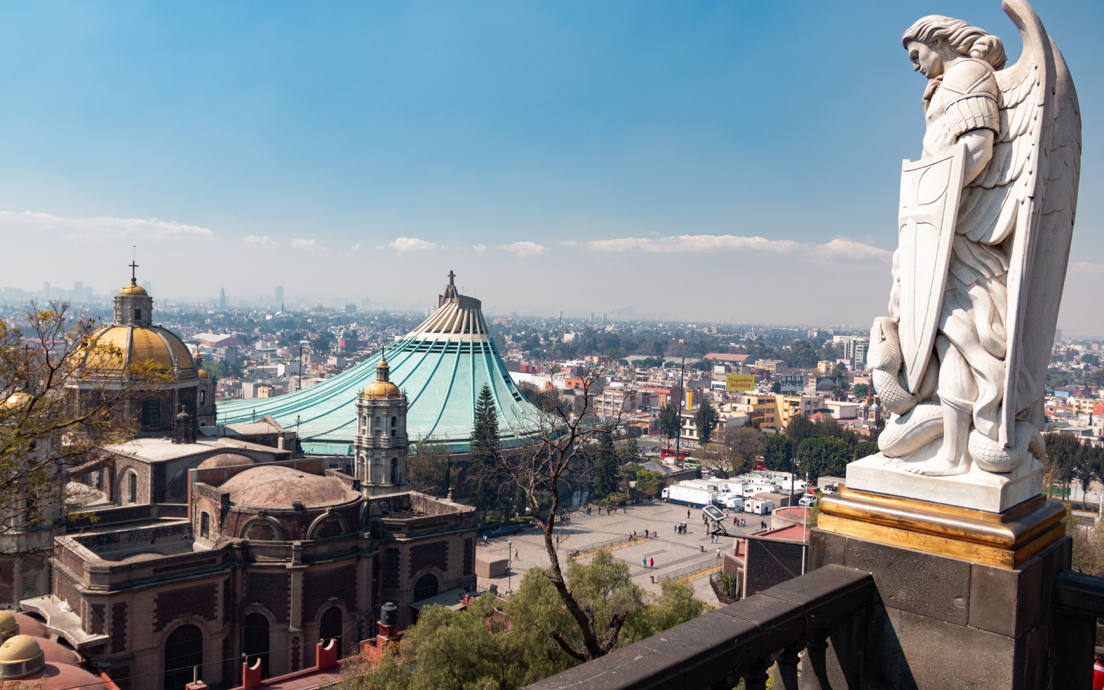 Escultura de San Miguel Arcángel en el Cerro Tepeyac, con vista a la antigua y nueva Basílica de Nuestra Señora de Guadalupe. Crédito: Eduardo BR/Shutterstock.
