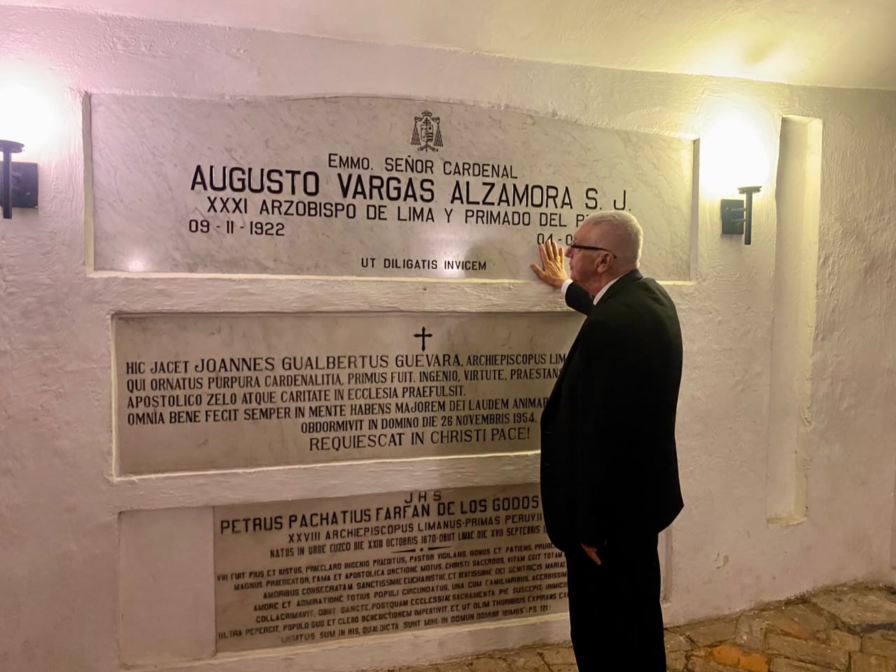 El Cardenal Castillo ante la tumba del Cardenal Augusto Vargas Alzamora SJ, 31° Arzobispo de Lima y expresidente de la Conferencia Episcopal Peruana. Crédito: Abel Camasca/EWTN News.