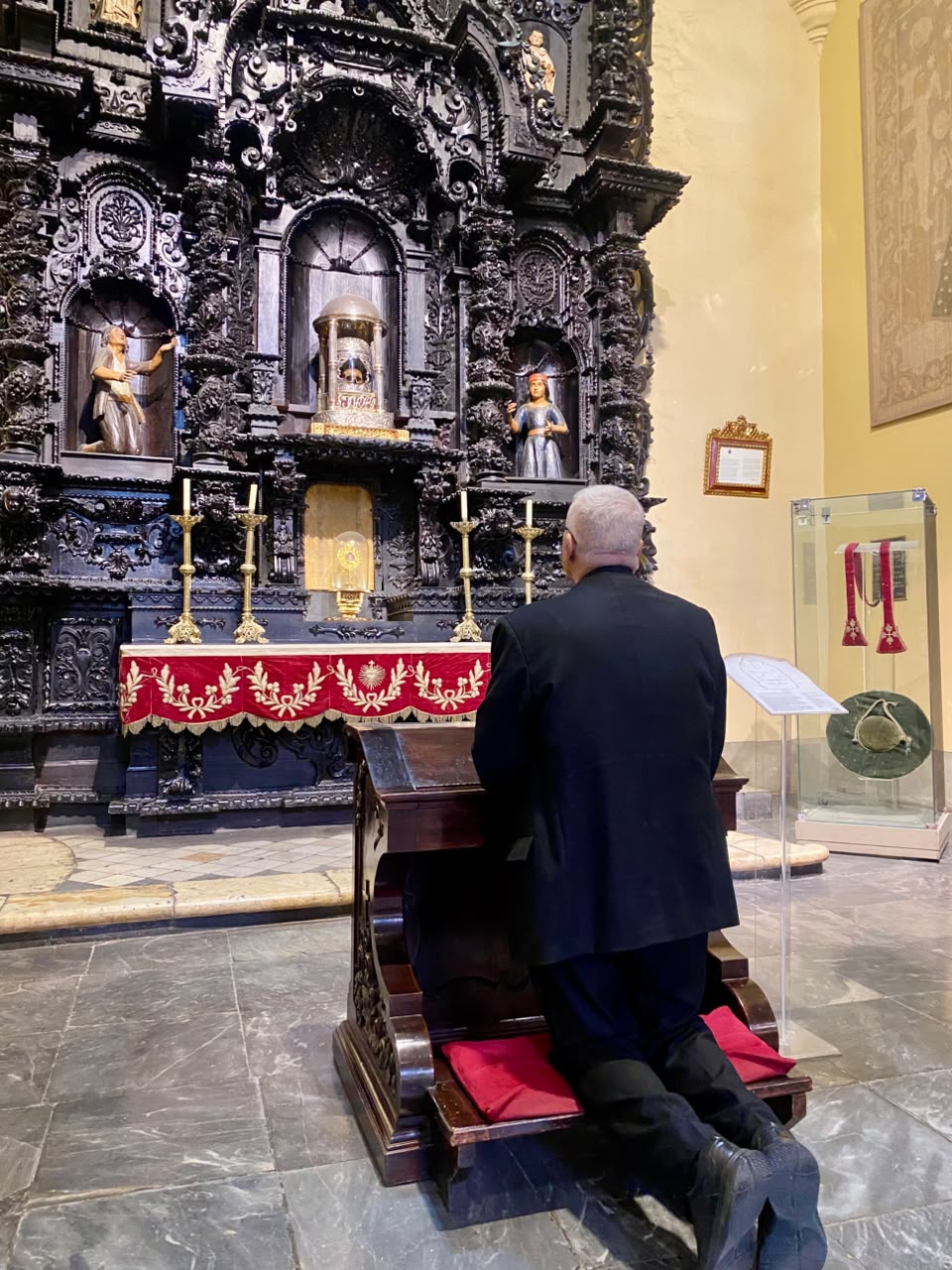 Cardenal Carlos Castillo Mattasoglio, Arzobispo de Lima y Primado del Perú, rezando ante el Santísimo. Crédito: Abel Camasca/EWTN News.