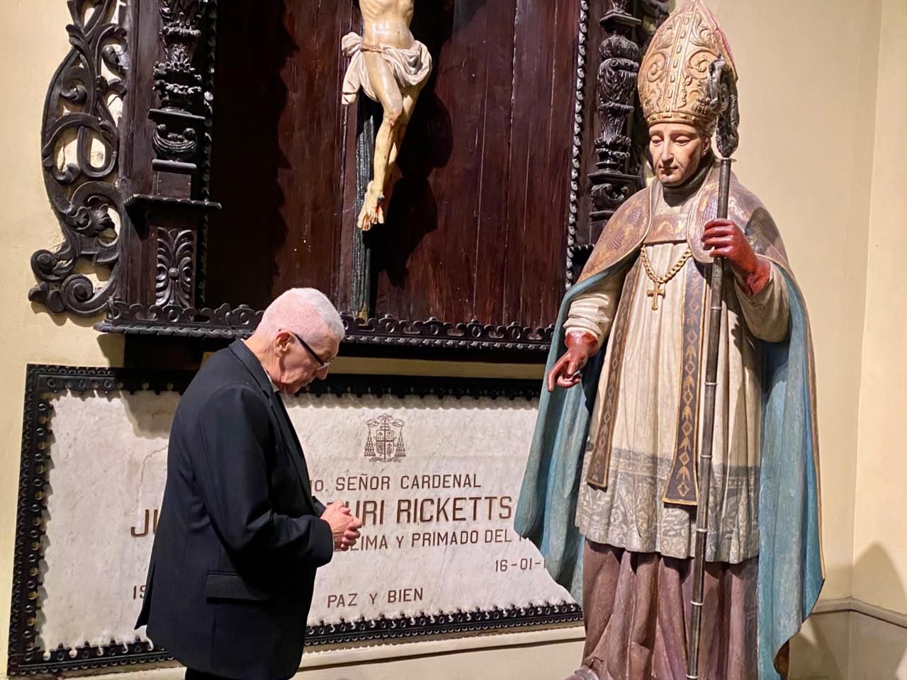 Cardenal Carlos Castillo Mattasoglio, Arzobispo de Lima y Primado del Perú, ante la imagen de Santo Toribio de Mogrovejo.  Crédito: Abel Camasca/EWTN News.