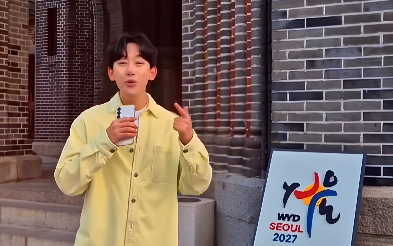 Junho Chu na catedral de Myeong-dong em Seul. | Crédito: Facebook Setviatge. ?? 