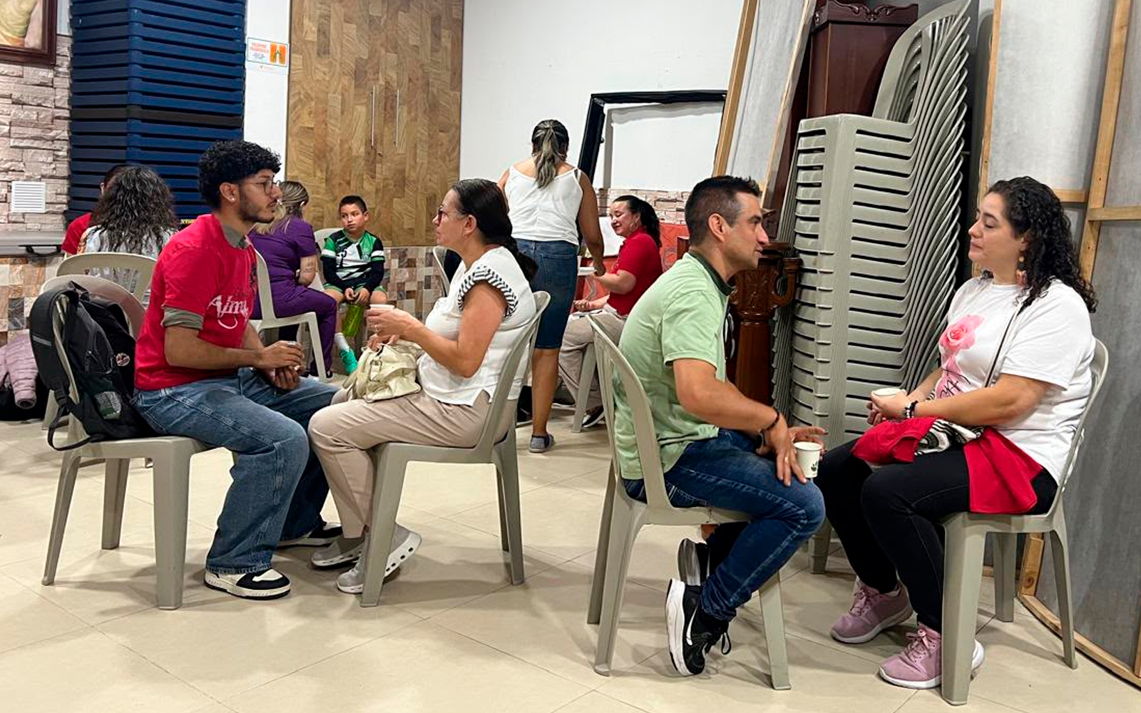 Después de la Hora Santa, se brindó un espacio para las personas que necesitaban consejería psicológica a causa de los efectos del sismo. | Crédito: Cortesía parroquia Santa Ana de Manizales.