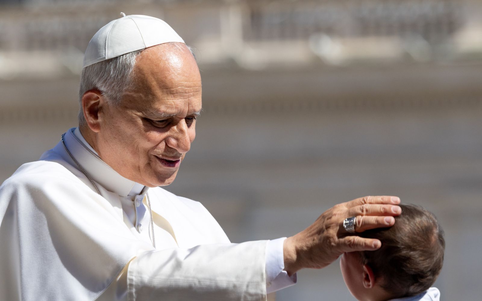 El Papa León XIV bendice a un niño en la Plaza de San Pedro. | Crédito: Daniel Ibáñez-EWTN News.