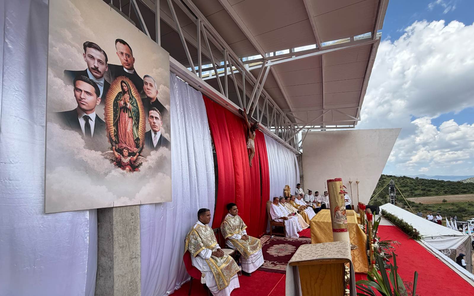 Una imagen de los cinco santos mártires de la Arquidiócesis de Durango —San Luis Bátis, San Manuel Morales, San Salvador Lara, San David Roldán y San Mateo Correa— acompaña la Misa por el centenario del martirio de los cuatro primeros, celebrada en el Puerto de Santa Teresa, Zacatecas. Crédito: Cortesía del P. Rafael López, coordinador provincial de Comunicaciones de la Provincia Eclesiástica de Durango.