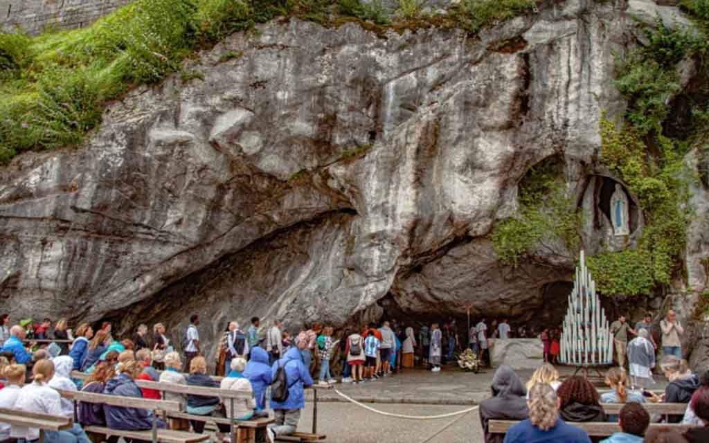 Gruta de la Virgen de Lourdes en su santuario, en Francia. | Crédito: Christian Pablo Inglize / Shutterstock.