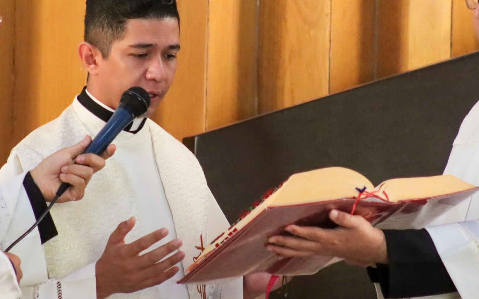 Sacerdote leyendo el Misal Romano en una Misa en el Congreso Nacional de Comisionados Diocesanos y Responsables de Liturgia en 2026. Crédito: Dimensión Episcopal para la Pastoral Litúrgica