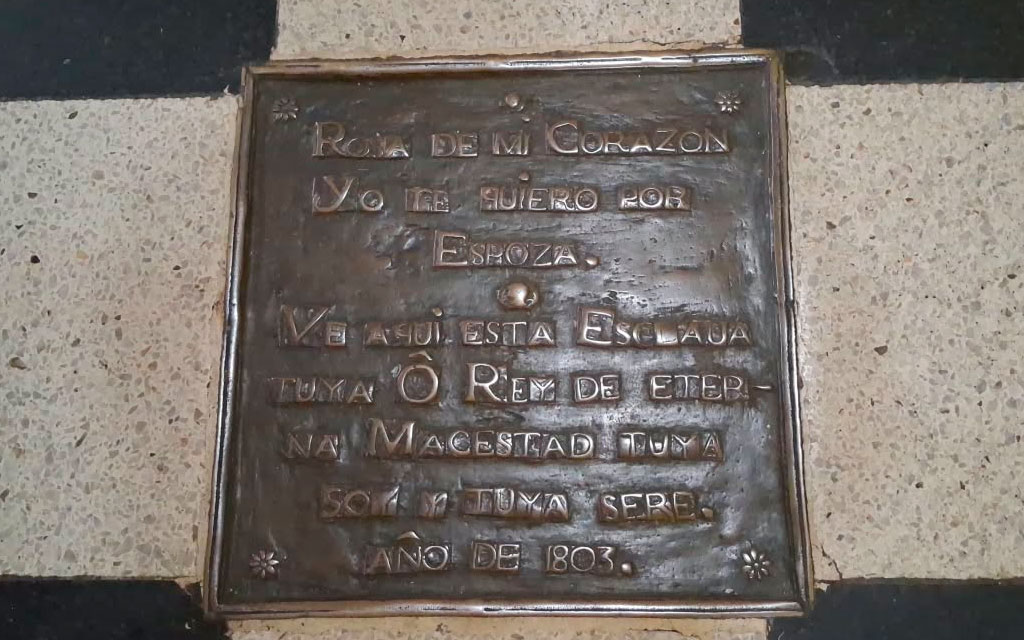 Placa que indica el lugar donde ocurrió el desposorio místico de Santa Rosa de Lima, ubicada en el lado izquierdo de la nave de la Basílica del Santísimo Rosario del Convento de Santo Domingo en Lima, Perú. Crédito: Walter Sánchez Silva / EWTN News.