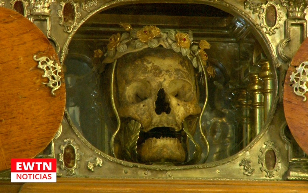 El cráneo de Santa Rosa de Lima en la urna que lo conserva. Crédito: EWTN Noticias.