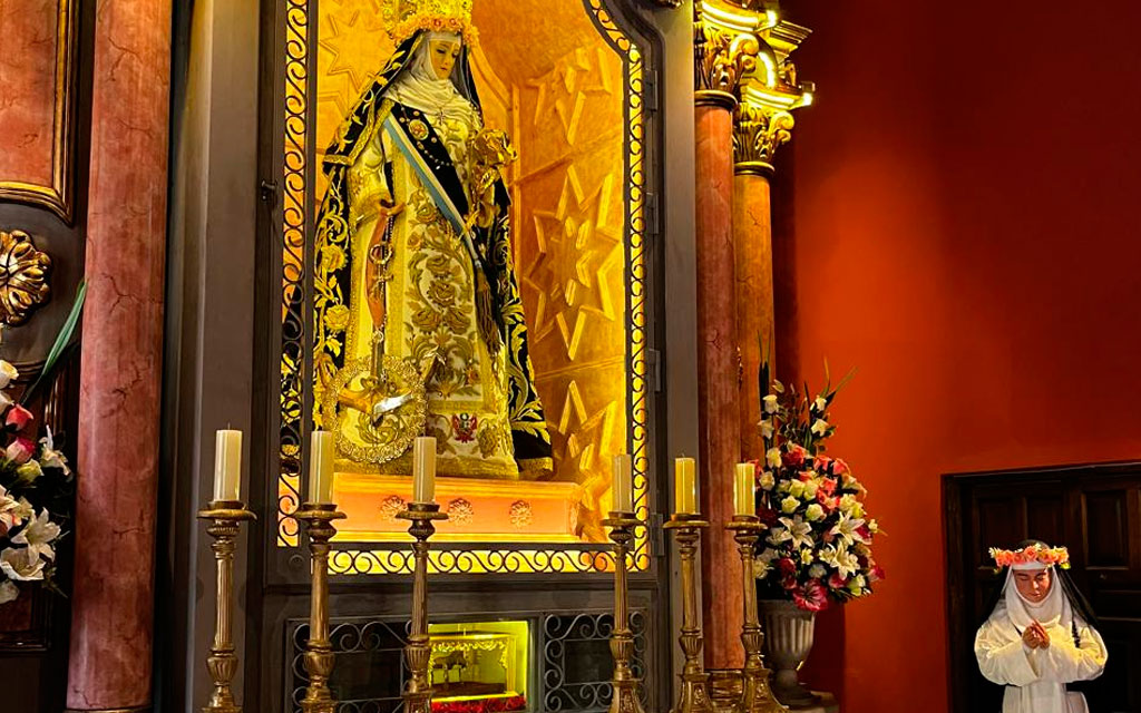 La imagen de Santa Rosa de Lima que sale en procesión en la capital peruana los días 29 y 30 de agosto. Debajo la urna que contiene el omóplato de la santa. Crédito: Cortesía Christian Castillejo.