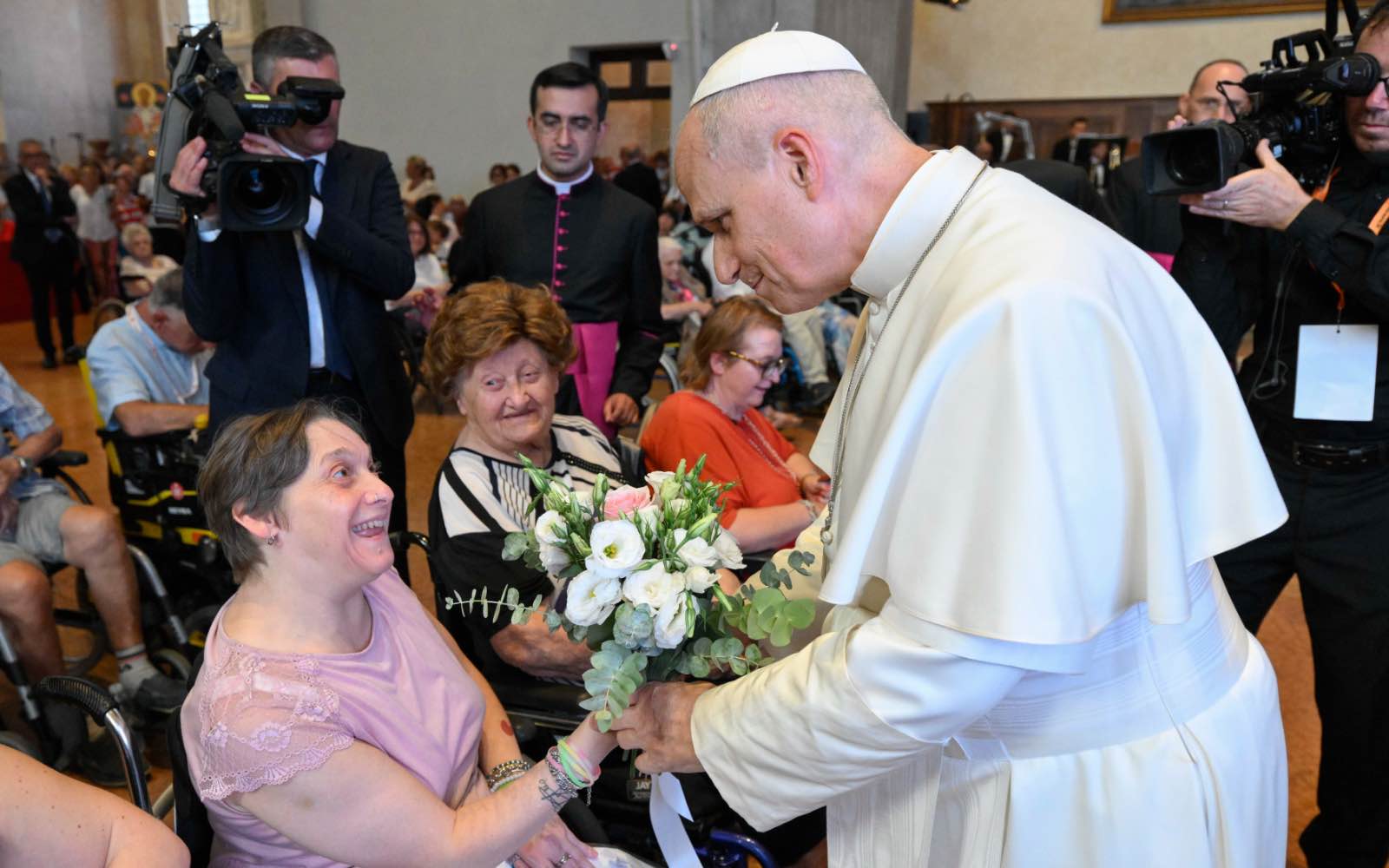 El Papa León XIV saluda a una de las participantes en el encuentro con enfermos, personas con discapacidad y pobres atendidos por Cáritas, realizado en la Catedral de Rímini (Italia), el 22 de agosto...
