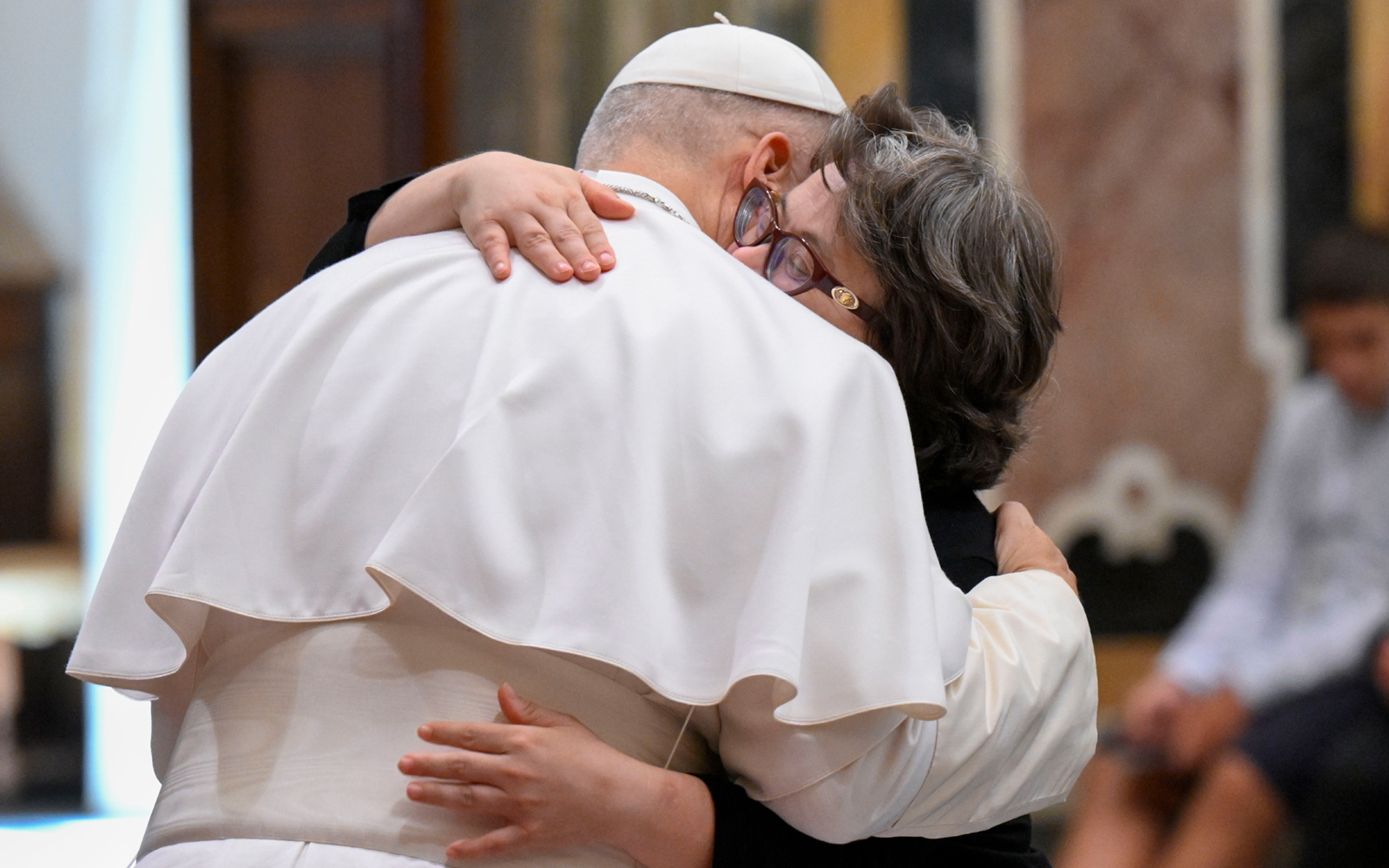El Papa León XIV abraza a una de los miembros de la Federación Marsodeto durante la audiencia del 24 de agosto de 2026. | Crédito: Vatican Media.