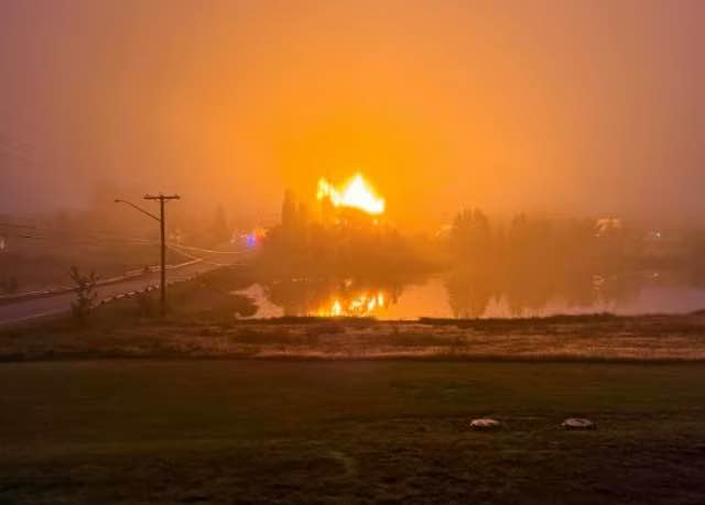 La iglesia católica Saint-Simon arde durante un enorme incendio el 24 de agosto de 2026 en Caraquet, Nuevo Brunswick (Canadá). Un hombre de 68 años fue arrestado acusado de provocar el fuego. | Crédito: Monica Albert Légère.