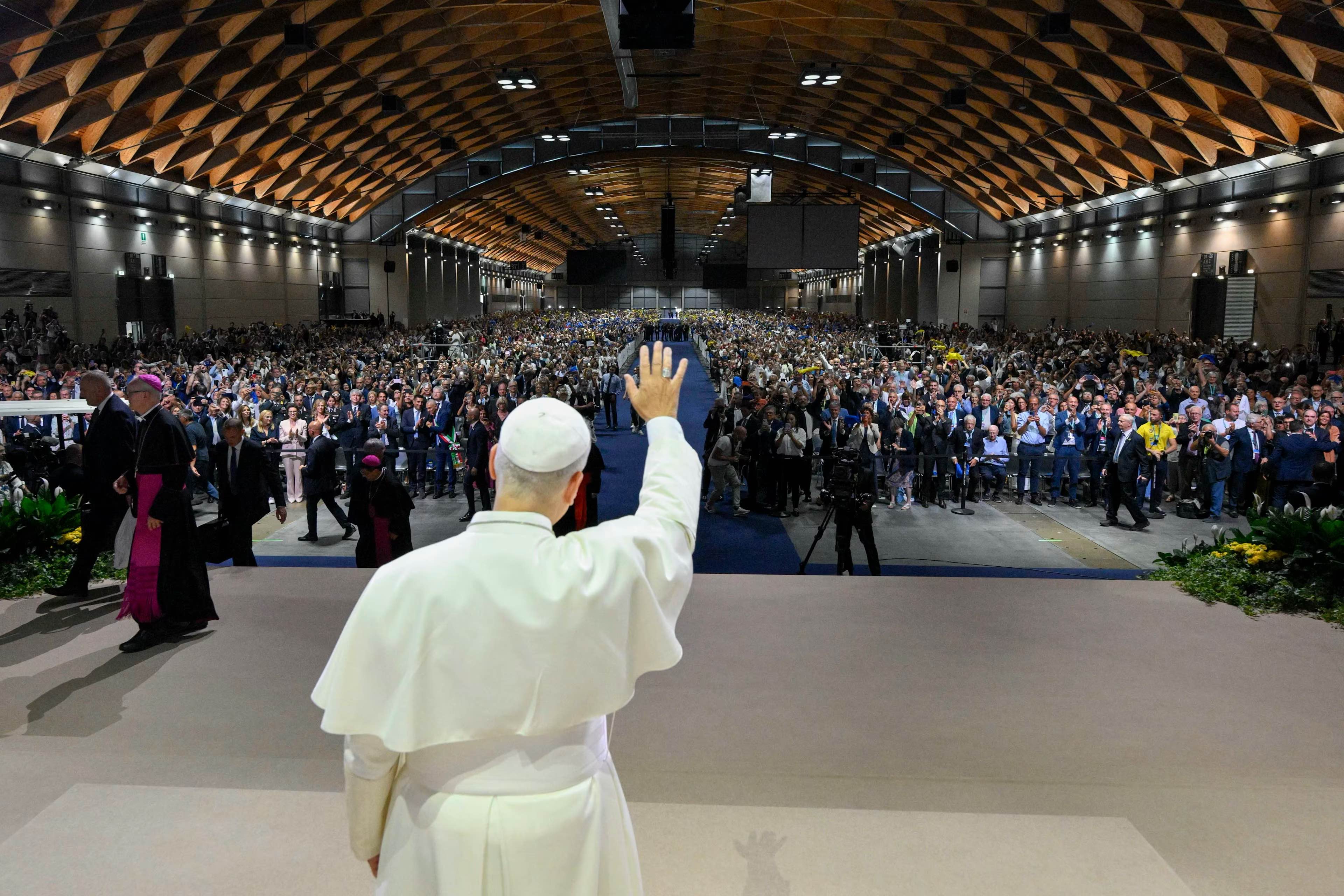 El Papa León XIV saluda durante el 47º Encuentro para la Amistad entre los Pueblos, celebrado en Rímini (Italia) el 22 de agosto de 2026. | Crédito: Vatican Media.