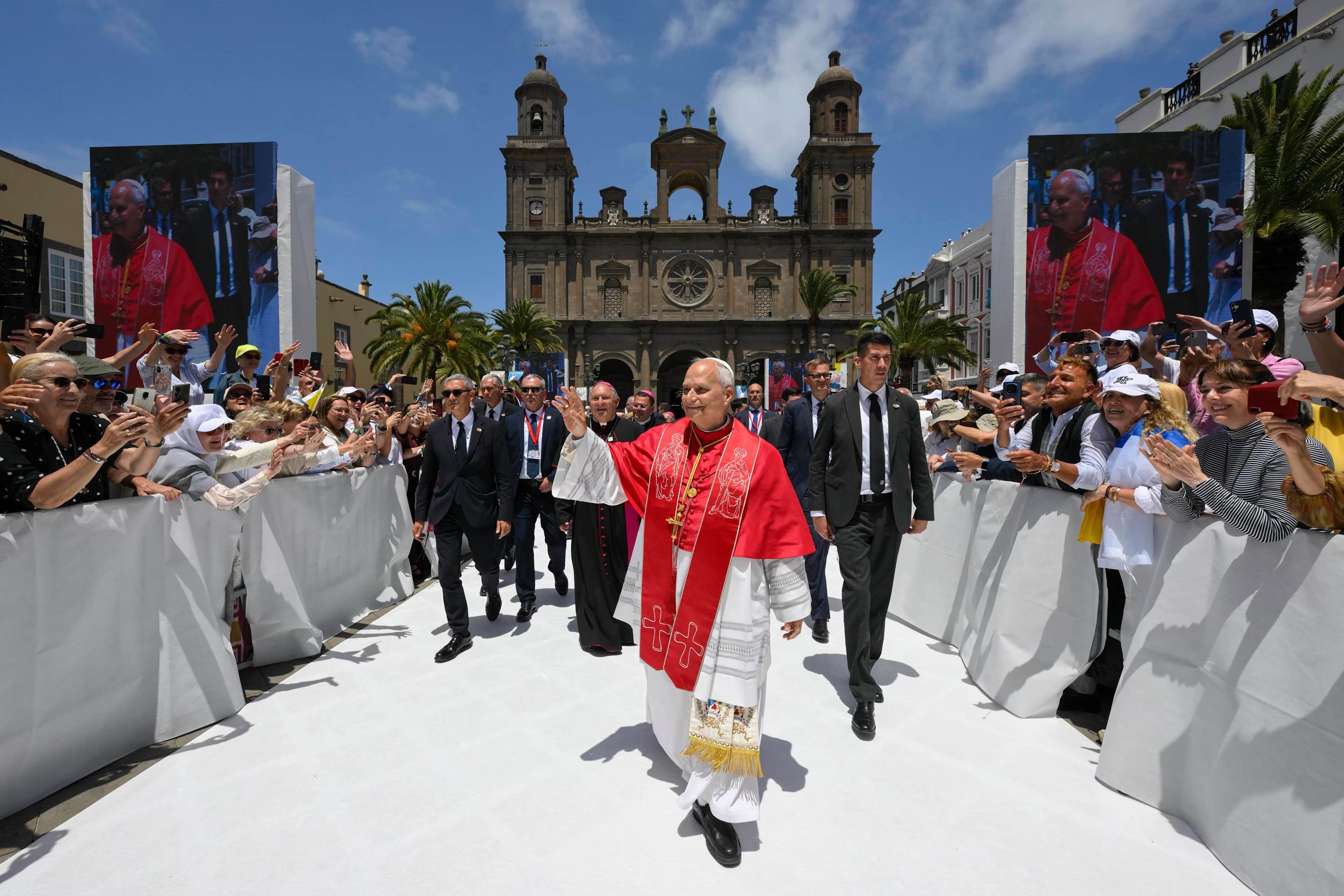 El Papa León XIV saluda durante una visita a la Catedral de Santa Ana, en Las Palmas de Gran Canaria (España) el 11 de junio de 2026. | Crédito: Vatican Media.