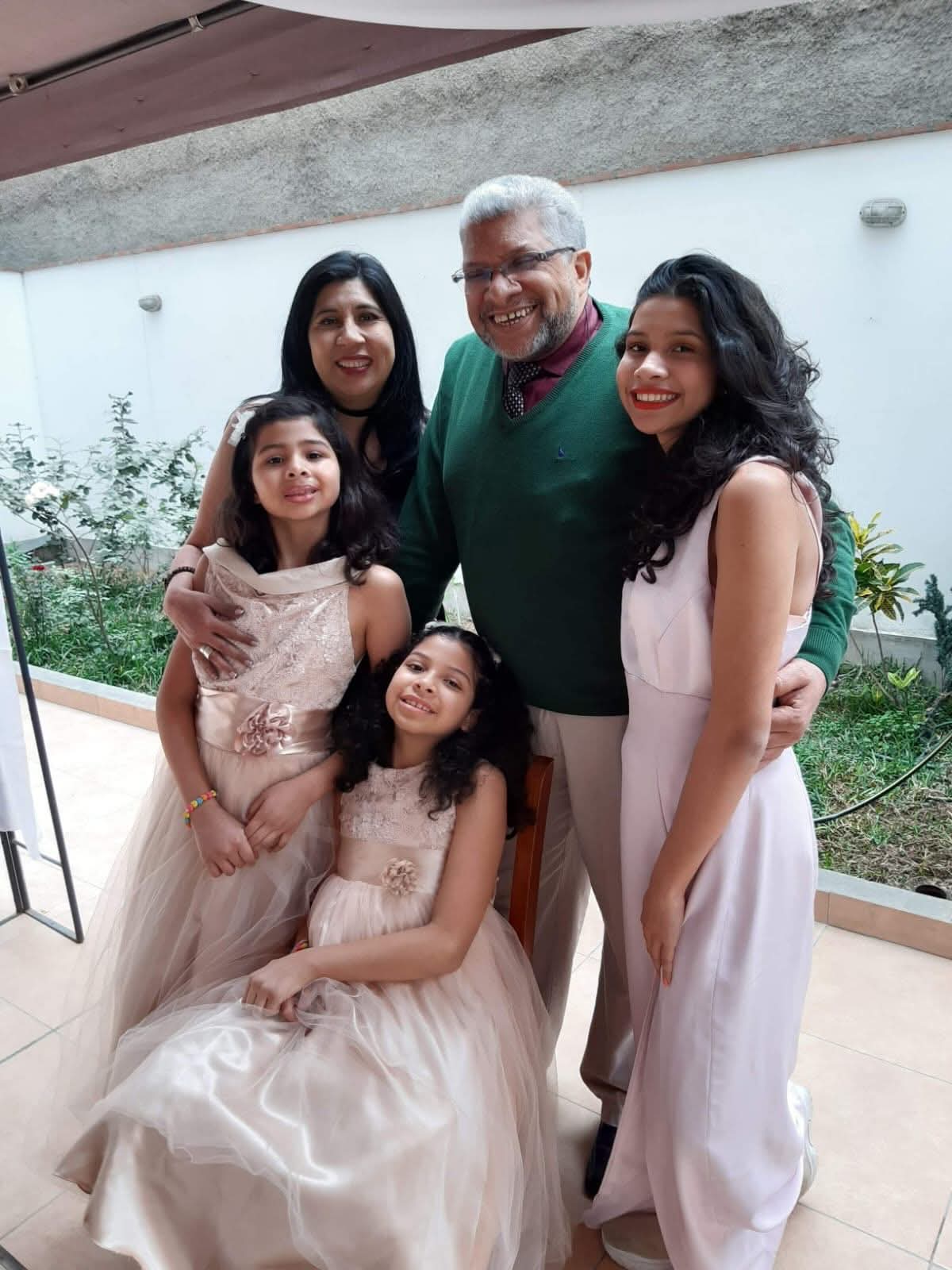 Foto actual de Harold y Mariela con sus tres hijas en Lima, Perú. Crédito: Cortesía.