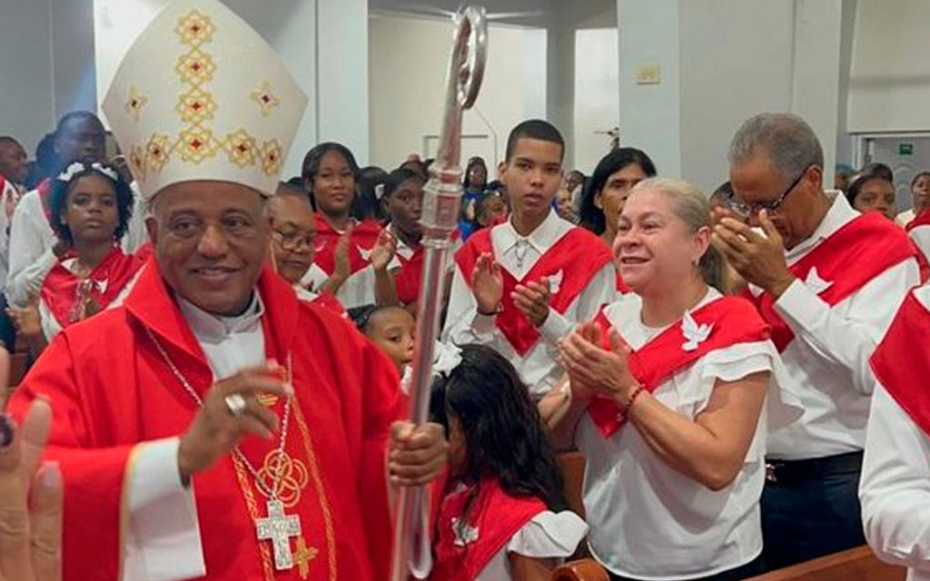 Mons. Manuel Antonio Ruiz en la Misa de Confirmación de 46 fieles. Crédito: Diócesis de Stella Maris.