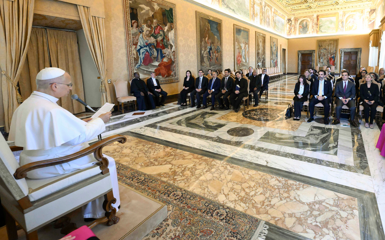 El Papa León XIV lee su discurso a los participantes del congreso internacional sobre las situaciones de adicción en América Latina, el 27 de agosto de 2026. | Crédito: Vatican Media.