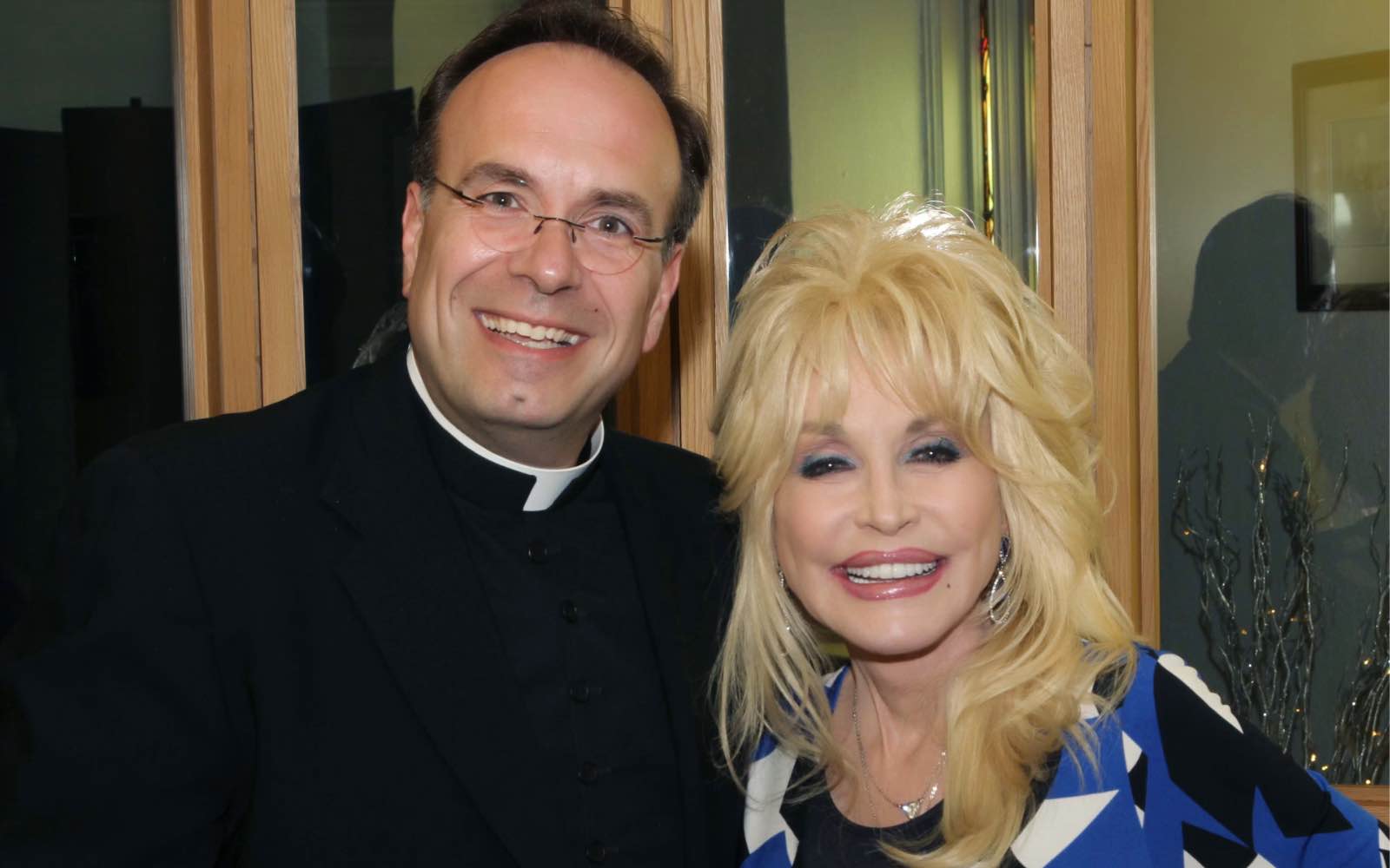 El P. Jim Sichko y Dolly Parton el 27 de mayo de 2014. | Crédito: Steve Bates/Cortesía del P. Jim Sichko.
