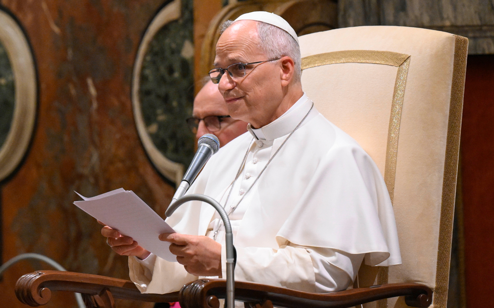 El Papa León XIV lee su discurso a los miembros del Instituto Internacional de Ciencias Administrativas durante la audiencia que les concedió el viernes 28 de agosto de 2026. | Crédito: Vatican Media.