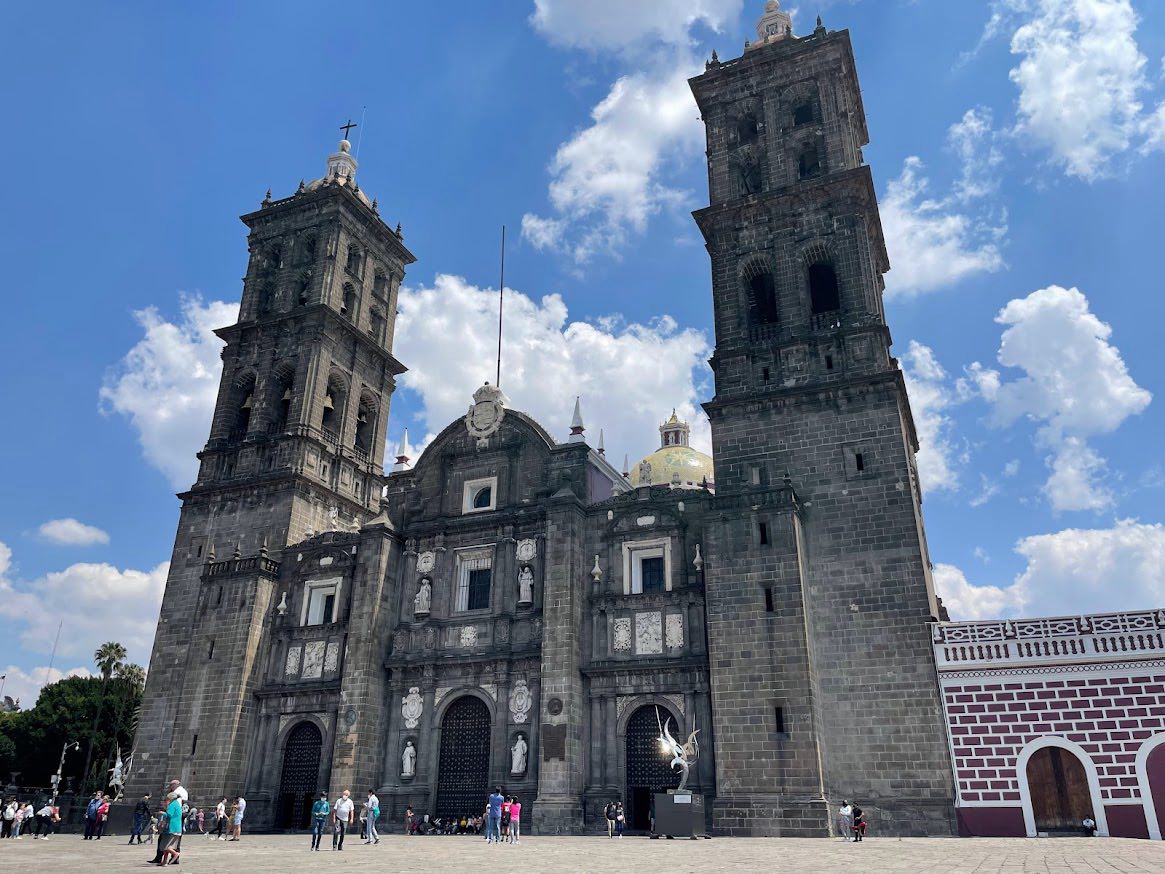 Fachada principal de la Catedral de Puebla. El relieve de Santa Rosa se encuentra sobre la puerta lateral izquierda, vista desde el atrio. | Crédito: David Ramos/EWTN News.