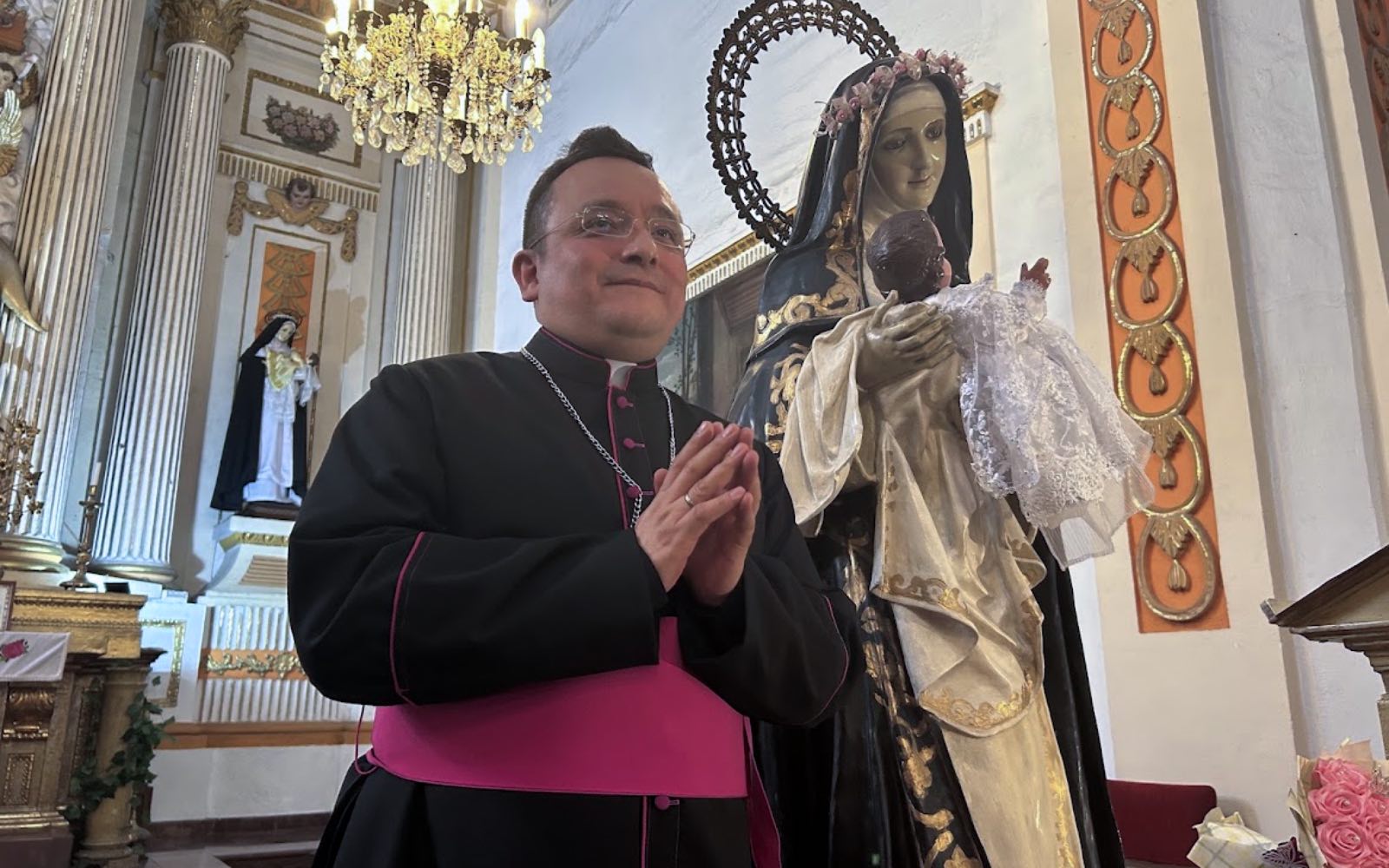 El P. Francisco Aguilar Ortega, rector del Templo de Santa Rosa de Lima en Puebla, junto a una imagen de la santa con el Niño Jesús. | Crédito: David Ramos/EWTN News.