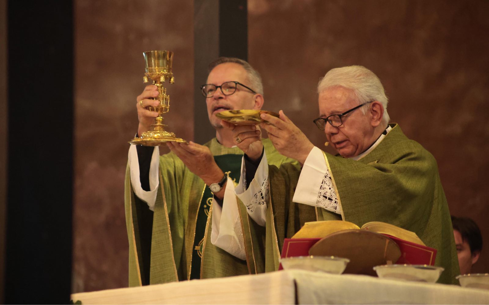 Mons. Ramón Castro Castro (derecha) y Mons. Pierre Goudreault durante la consagración en la Catedral de Cuernavaca, el 30 de agosto de 2026. Crédito: Cortesía de la Diócesis de Cuernavaca.