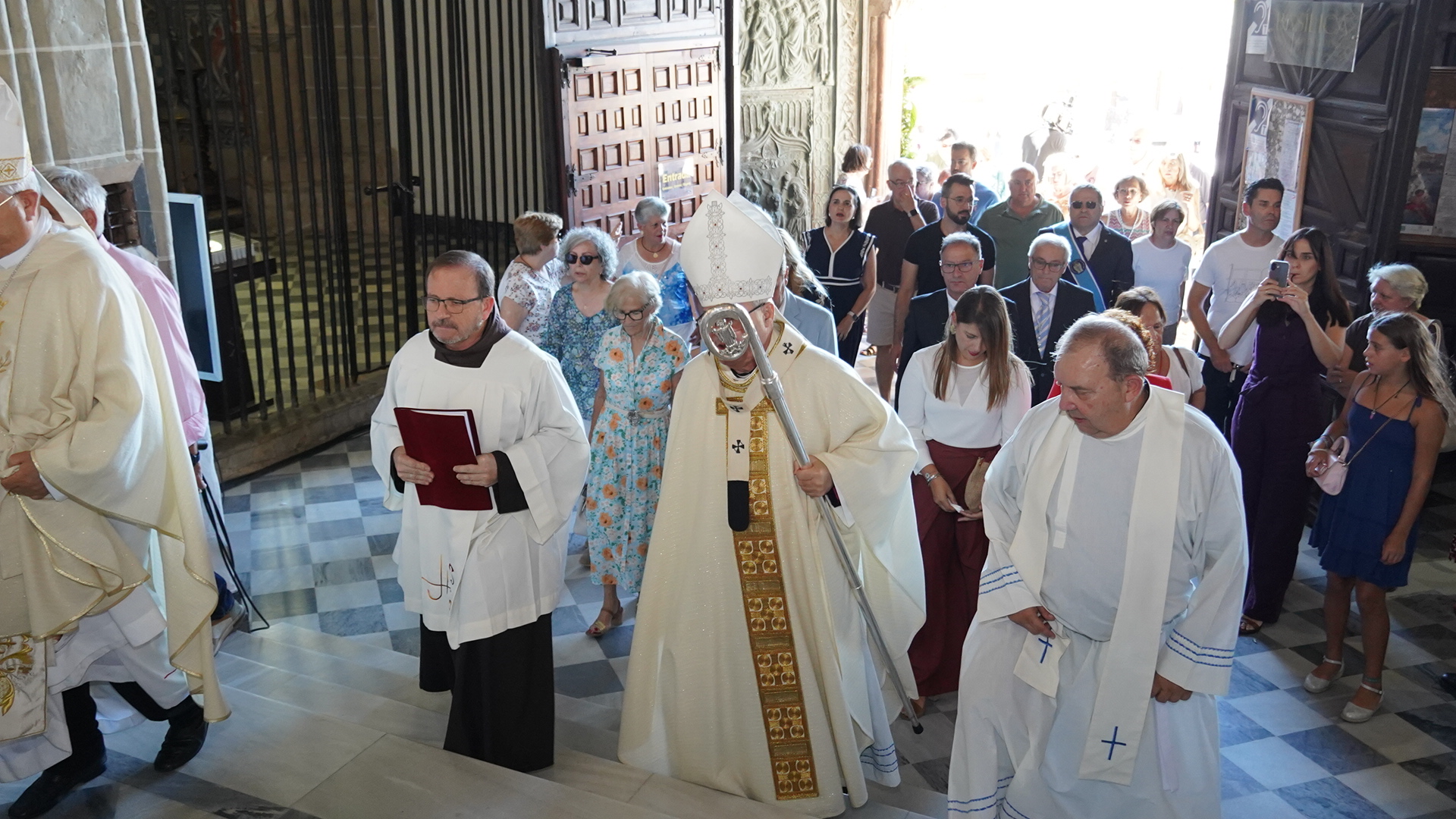 Mons. Francisco Cerro, tras abrir la puerta santa en Guadalupe (España) al inicio del Año Jubilar 2026-2027| Crédito: Arzobispado de Toledo.